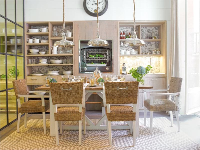 Kuhinja v mediteranskem slogu z lesenim in pletenim pohištvom