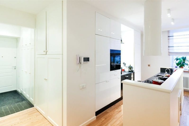 Етаж във вътрешността на кухнята в стила на минимализма - ламинат