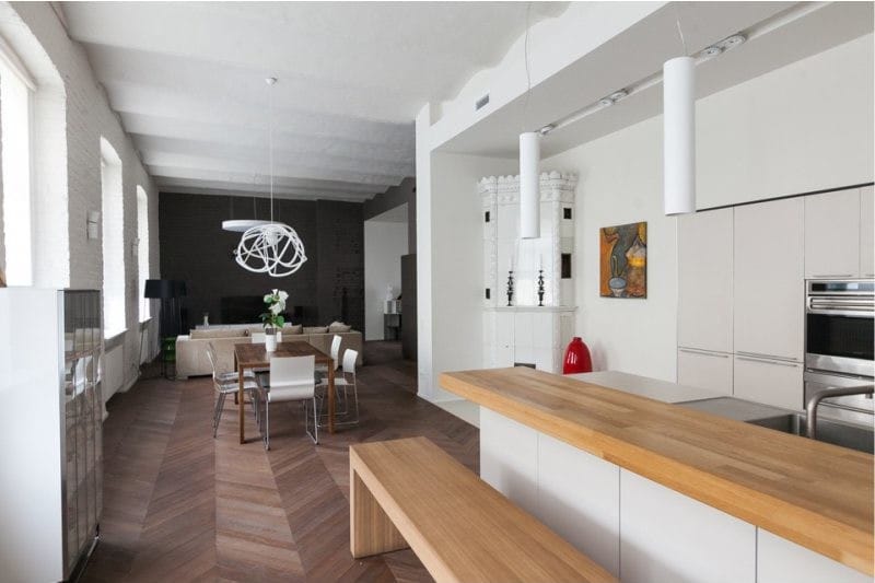 Tla v notranjosti kuhinje v slogu minimalizma - kos parket kobilice