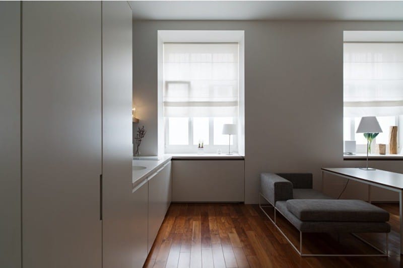 Етаж във вътрешността на кухнята в минималистичен стил - паркет дъска