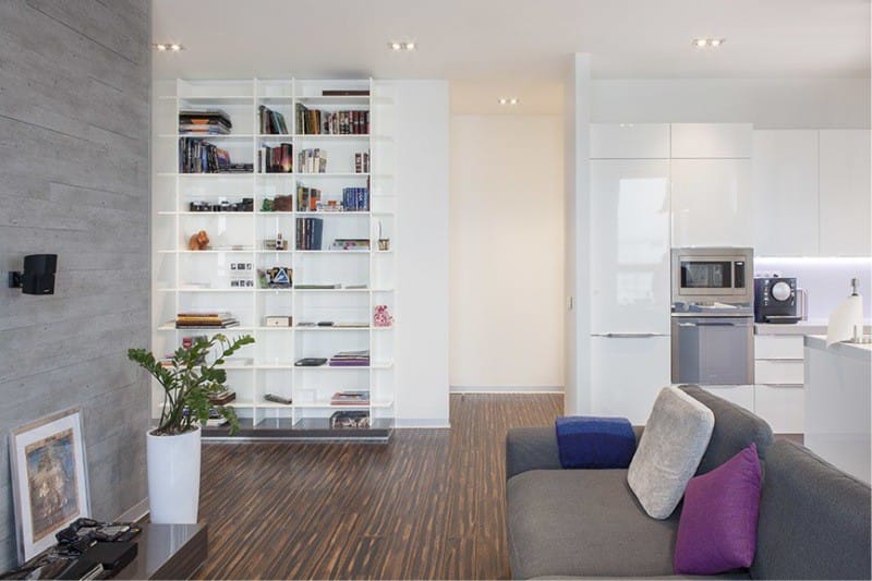 Podlaha v interiéri kuchyne v minimalistickom štýle - parketová doska