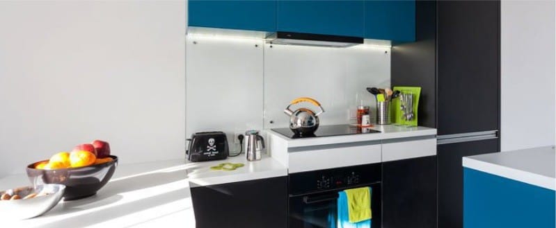 Zástera v interiéri kuchyne v štýle minimalizmu - priehľadné sklo