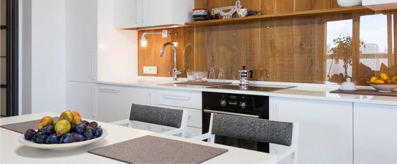 Predpasnik v notranjosti kuhinje v slogu minimalizma - stekla in lesa