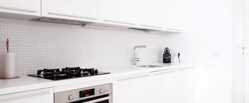 Predpasnik v notranjosti kuhinje v slogu minimalizma - ploščice