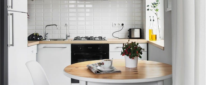 Predpasnik v notranjosti kuhinje v slogu minimalizma - bele ploščice