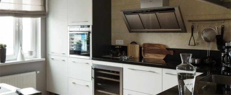 Predpasnik v notranjosti kuhinje v slogu minimalizma - naravni kamen