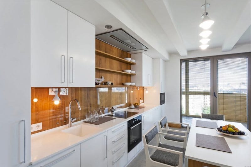 Stene v notranjosti kuhinje v slogu minimalizma - drevo na delovnem področju