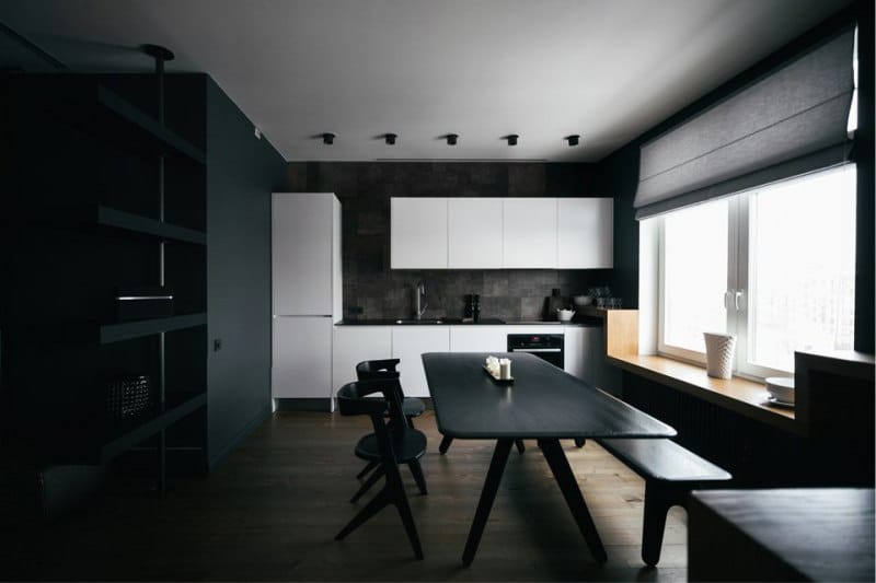 Rímske záclony vo vnútri kuchyne v štýle minimalizmu