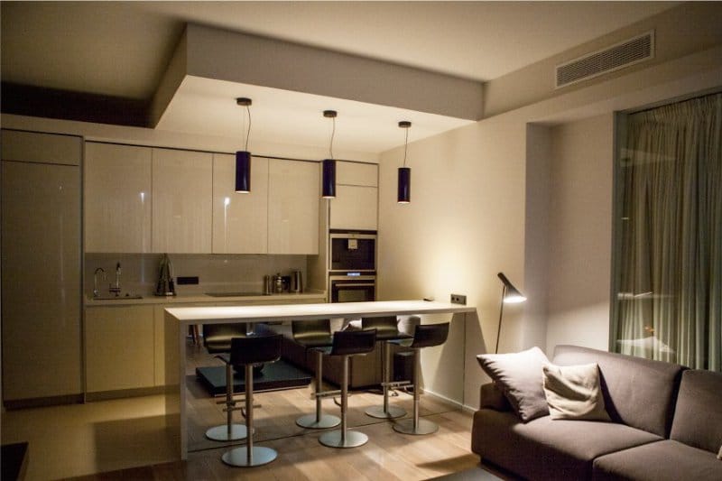 Strop v kuhinji-dnevna soba v minimalističnem slogu