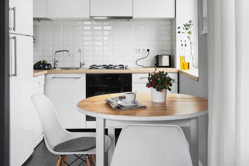 miza v minimalistični kuhinji