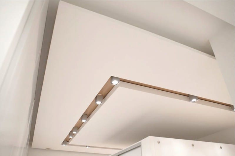 Dvostopenjski strop mavčnih plošč v slogu minimalizma