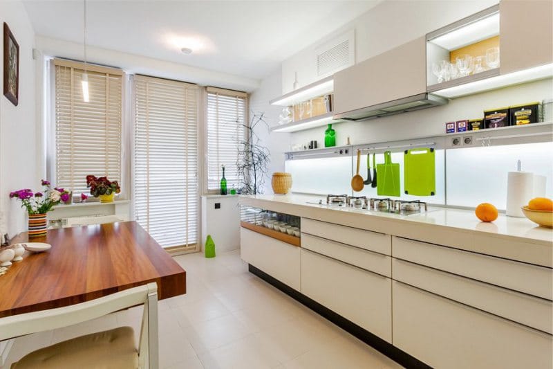 Етаж във вътрешността на кухнята в стил на минимализъм - плочки беж