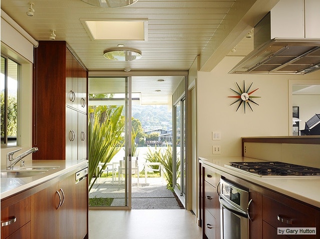 Skleněné posuvné dveře mají příznivý vliv na osvětlení kuchyně a umožňují přístup k dostatečnému množství slunečního světla