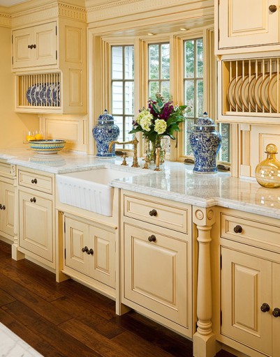 Marmor je primeren za lahke kuhinje z zadostno naravno svetlobo