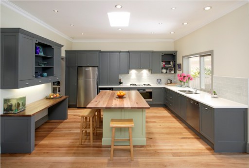 Tre benkeplater i det grå kjøkkenet spiller rollen som et dekorativt element som myker situasjonen