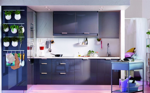 Neverjetno modro-vijolična barva kuhinjskega pohištva se lahko šteje kot glavni dekorativni element te kuhinje