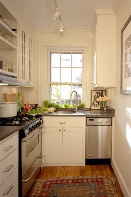 Una riuscita combinazione di colori e finestre in una piccola cucina