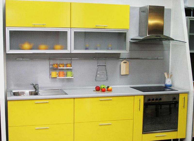 Colore brillante dei mobili della cucina - uno degli elementi di arredo
