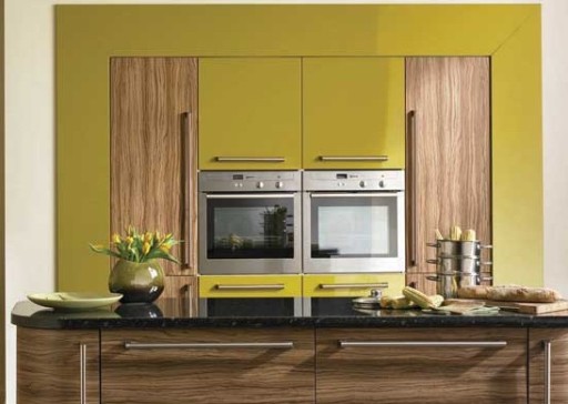 Untuk reka bentuk dapur hijau zaitun yang sesuai, kedalaman yang menekankan warna hangat kayu semulajadi