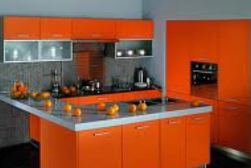 Ett framgångsrikt val av färger för golvet, köksmöbler och väggar - en garanti för att detta interiör är attraktivt