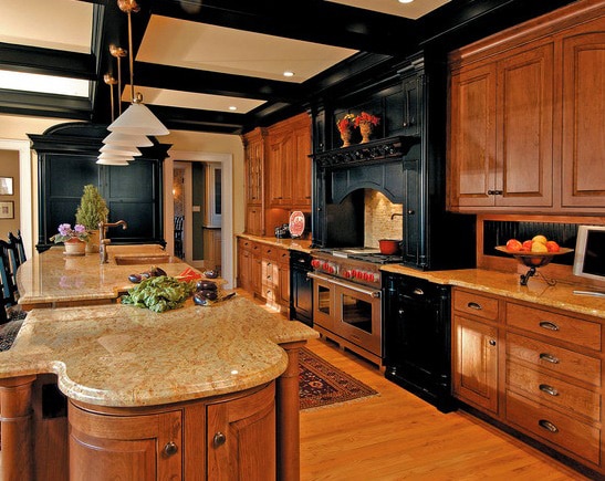 Untuk dapur yang dihiasi dengan gaya klasik, lebih baik memilih jarak yang tenang dengan warna oren semula jadi