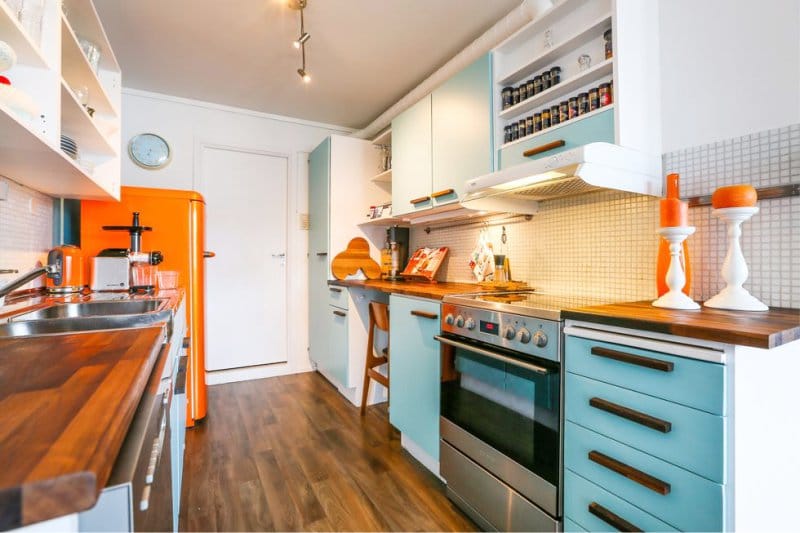 Modra in oranžna v notranjosti kuhinje