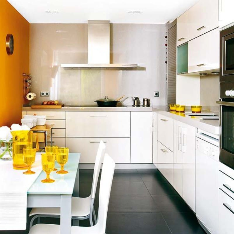 Oranžna nagibna stena v notranjosti kuhinje z nizkimi stropi