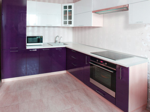 Hvid og aubergine - en mode trend for at dekorere køkkenet