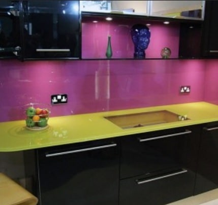 Musta ja vaaleanpunainen keittiö on korkeat koristeelliset ominaisuudet