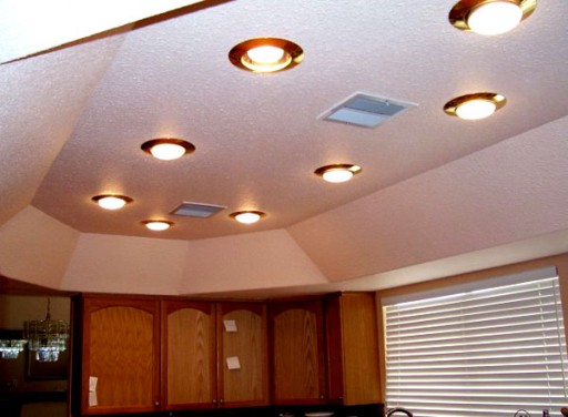 Spot aydınlatmalı alçı panelden bir tavanın birleştirilmesiyle olağandışı bir sonuç elde edilebilir.