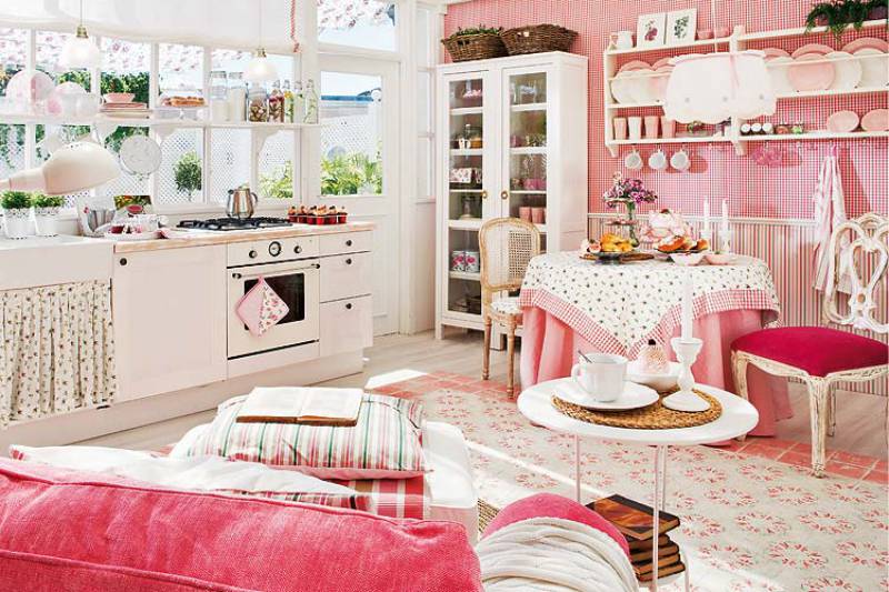 Biela a ružová kuchyňa v štýle krajiny