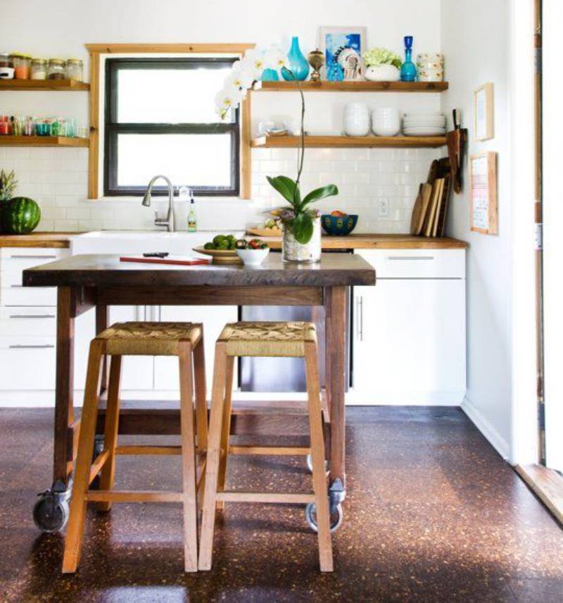 Korkové podlahy ve vnitřku kuchyně ve stylu země