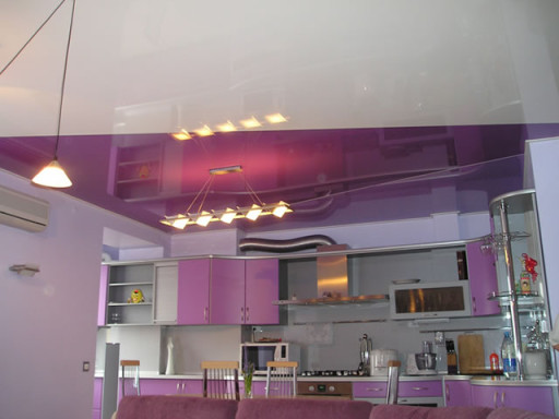 Køkkenet i rosa toner med et strækblankt loft giver et godt indtryk