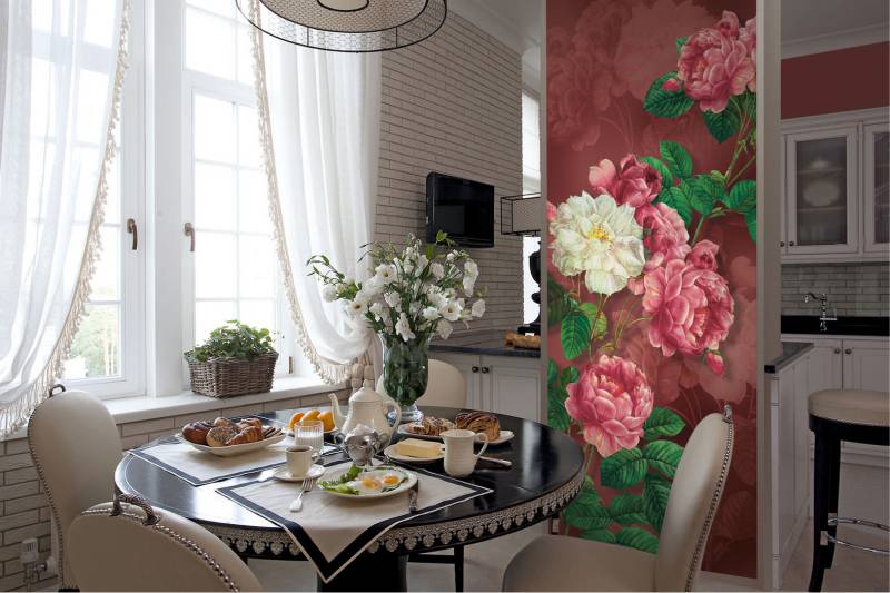 Цветя на стената на класическата кухня