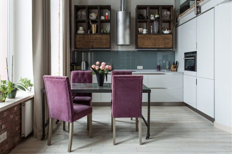 Moderne møbler i kjøkkenkrok i loftstil