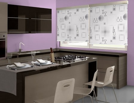 Siva kuhinja s stenami sivke, ko je pravilno osvetljena, izgleda zelo lepo