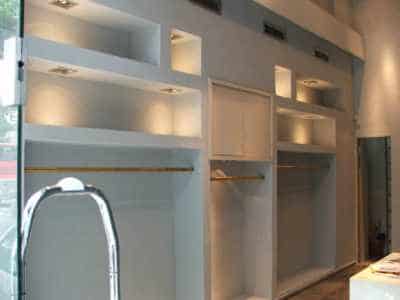 Pencahayaan di lemari dapur tidak hanya memainkan peran dekoratif, tetapi juga praktis