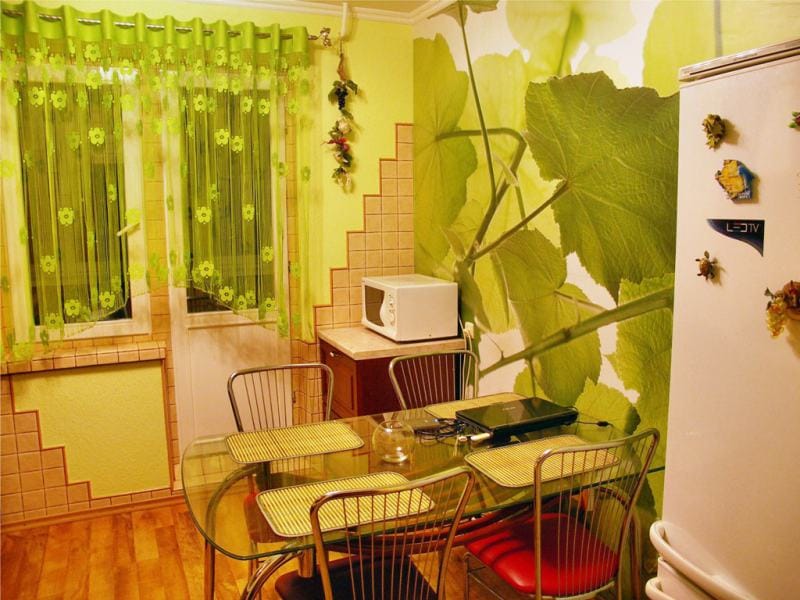 Gardiner-båge i kökets inre med gröna väggar