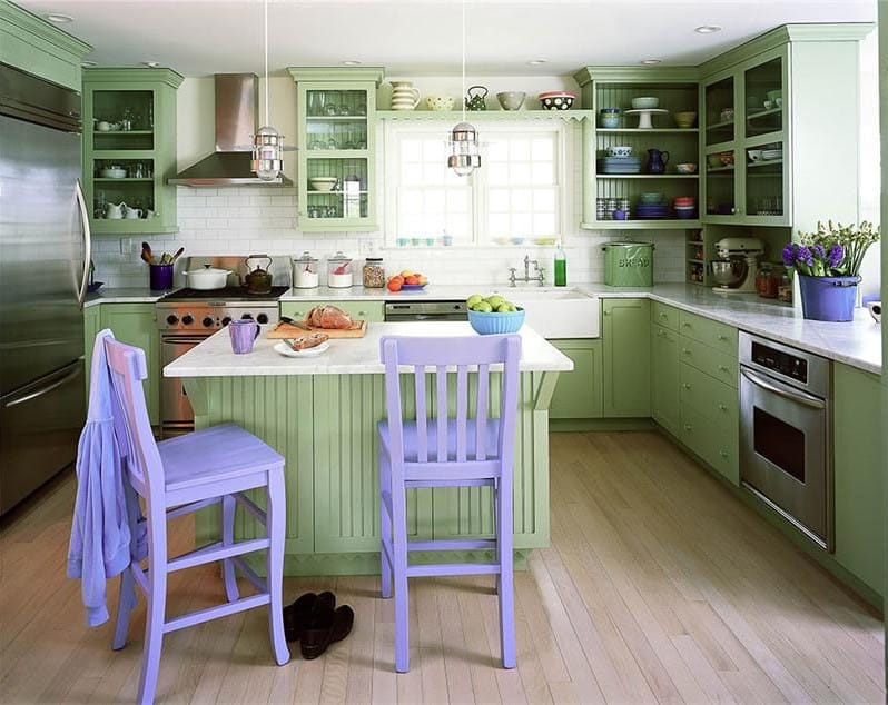 Grønt kjøkken med lilla stoler
