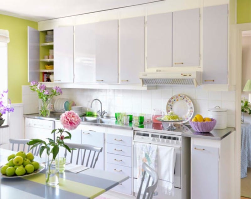 Lys lilla kjøkken med grønn vegg i interiøret