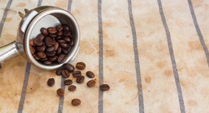 hoe een vlek van koffie op theedoeken te wassen