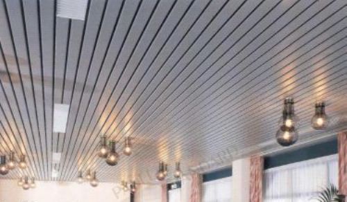 Køkkenloft lavet af metalskinner er et godt valg for indretninger designet i moderne stilarter