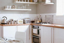 Hvidt køkken med hængende hylder