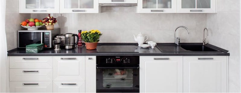 Sink dapur berhampiran dinding