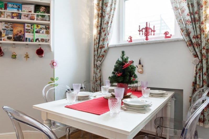 Interno della cucina bianca con la decorazione dei fiori base