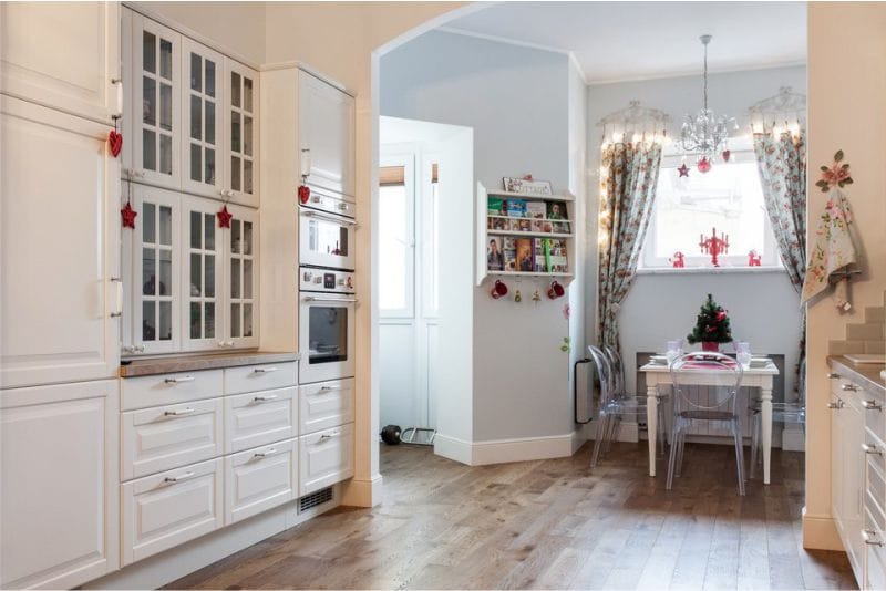 Interno della cucina bianca con la decorazione dei fiori base