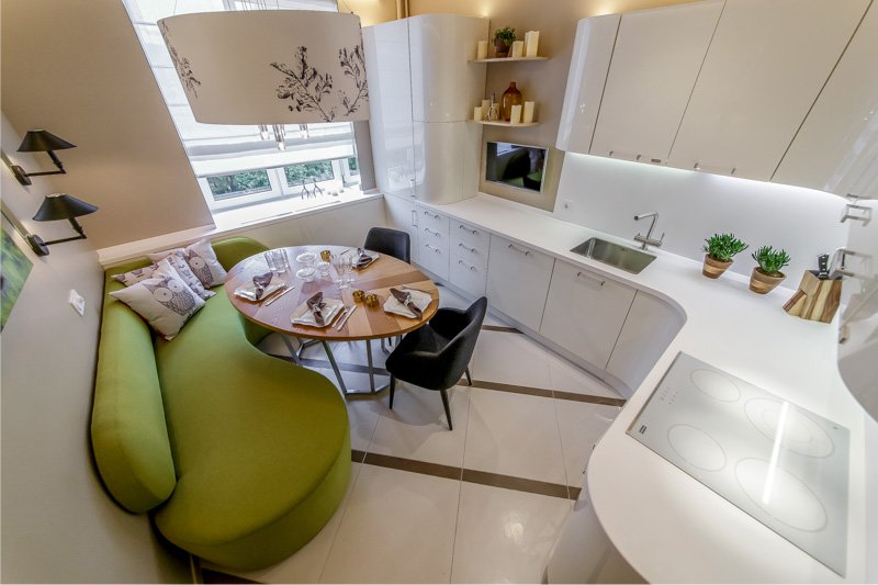 Non-standard large tiles in the interior of the kitchen