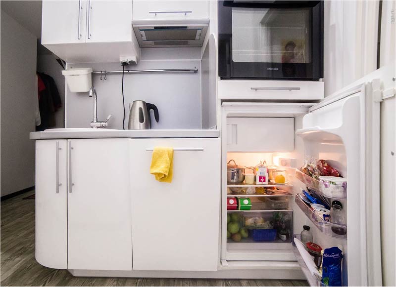 Ugrađeni mini hladnjak u unutrašnjosti kuhinje
