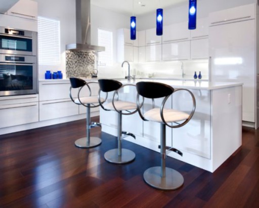 The role of accents in this interior is intended for original bar stools, unusual lamps and kitchen knick-knacks