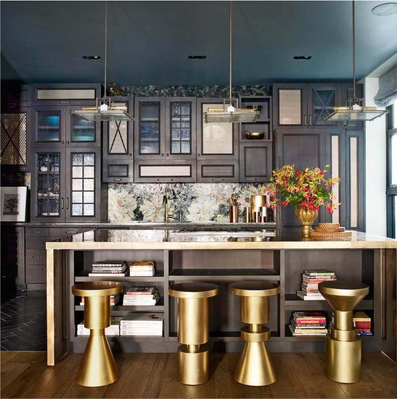 Столове от златист цвят във вътрешността на кухнята